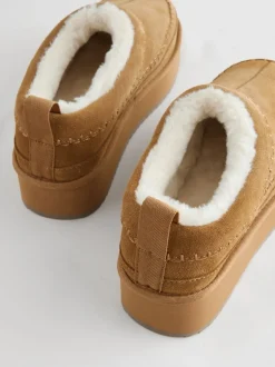 Next Marron noisette - Chaussures à enfiler douillettes en cuir doublées de Borg Outlet