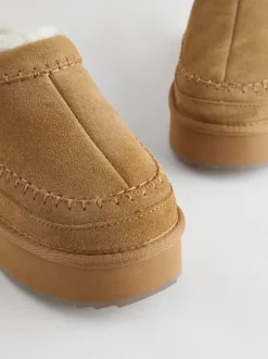 Next Marron noisette - Chaussures à enfiler douillettes en cuir doublées de Borg Outlet