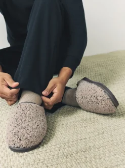 Next neutre - Chaussons en imitation peau de mouton style mule Online