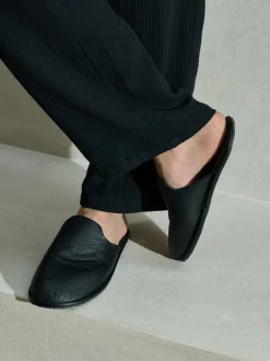 Next Noir - Chaussons mules en cuir Signature Sale