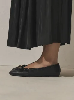 Next Noir - Chaussures plates Forever Comfort® en cuir à breloque froncée Discount