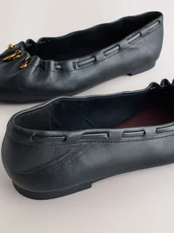 Next Noir - Chaussures plates Forever Comfort® en cuir à breloque froncée Discount