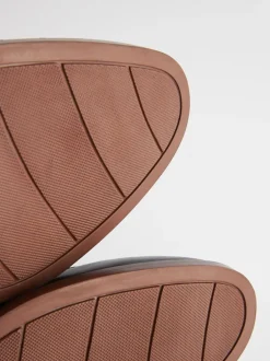 Next Noir - Coupe large - Chaussures Brogue en cuir à semelle contrastante Outlet