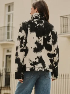 Next - Polaire douce en polaire en peau de mouton à col zippé Noir/écru imprimé vache Outlet