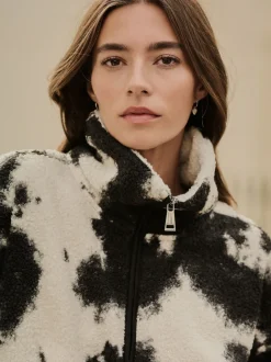 Next - Polaire douce en polaire en peau de mouton à col zippé Noir/écru imprimé vache Outlet