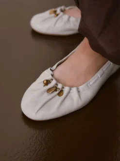 Next os - Chaussures plates Forever Comfort® en cuir à breloque froncée Best