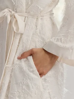 B by Ted Baker Peignoir ivoire à plumes Best