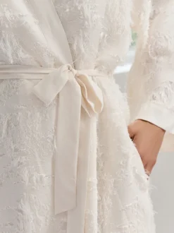 B by Ted Baker Peignoir ivoire à plumes Best