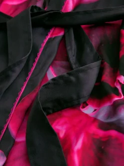 B by Ted Baker Peignoir violet vif en satin fleuri Clearance