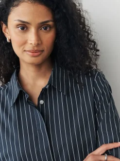 Next Rayure bleu marine/bordeaux - Lot de 2 chemises ajustées extensibles indispensables à manches longues Online