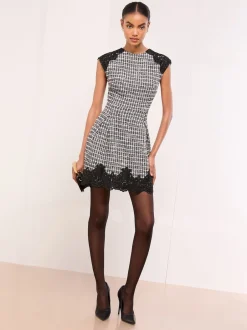 Lipsy Robe courte à manches courtes bordée de dentelle en boucle