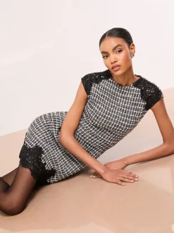 Lipsy Robe courte à manches courtes bordée de dentelle en boucle