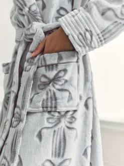 Chelsea Peers Robe de chambre longue en polaire tissu dévoré avec nœud ruban Outlet