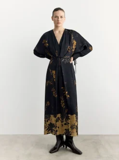 BHOEM Robe Mi-longue Satin Fleuri Imprimé Noir Kimono