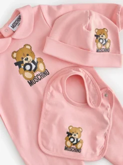 Moschino Rose - Dors-bien bébé à logo, bonnet et bavoir avec coffret cadeau Clearance