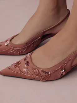 Next Rose - Forever Comfort Chaussures à talons chatons à bride arrière avec perles en satin Hot