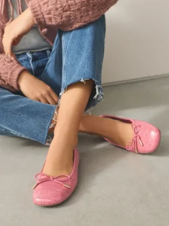 Next Rose Crocs rose - Chaussures plates Forever Comfort® à bout carré avec nœud Outlet