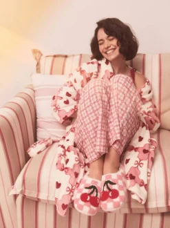 Next Rose/rouge - Chaussons mules à carreaux cerise Online