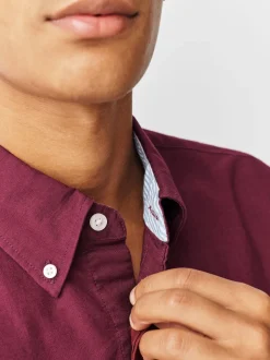 Next - Ajustement régulier - Chemise Oxford à manches longues Rouge bordeaux Sale