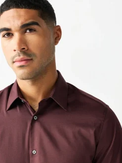 Next - Ajustement régulier - Chemise élégante texturée facile d’entretien à poignets simples Rouge bordeaux Hot