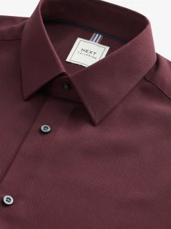 Next - Ajustement régulier - Chemise élégante texturée facile d’entretien à poignets simples Rouge bordeaux Hot