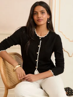 Love & Roses Sandales noires à bout festonné - Cardigan en maille Hot