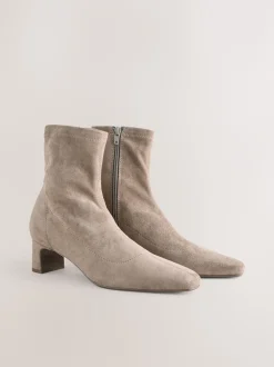 Next Taupe neutre - Bottes chaussettes à talon bloc et bout ciselé Clearance