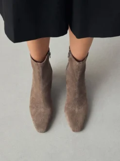 Next Taupe neutre - Bottes chaussettes à talon bloc et bout ciselé