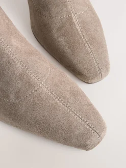 Next Taupe neutre - Bottes chaussettes à talon bloc et bout ciselé
