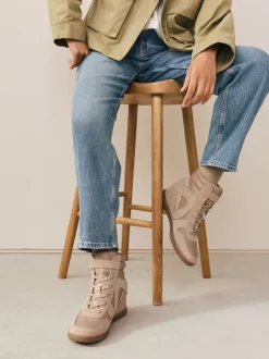 Next Taupe (Taupe) - Baskets compensées à lacets Forever Comfort® Best