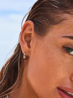 Next Tonalité argentée - Boucles d'oreilles Huggie en acier inoxydable Clearance