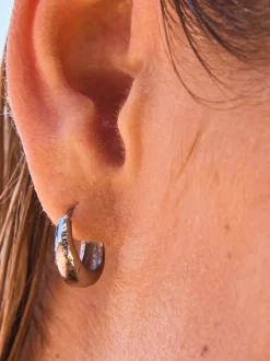 Next Tonalité argentée - Boucles d'oreilles Huggie en acier inoxydable Clearance