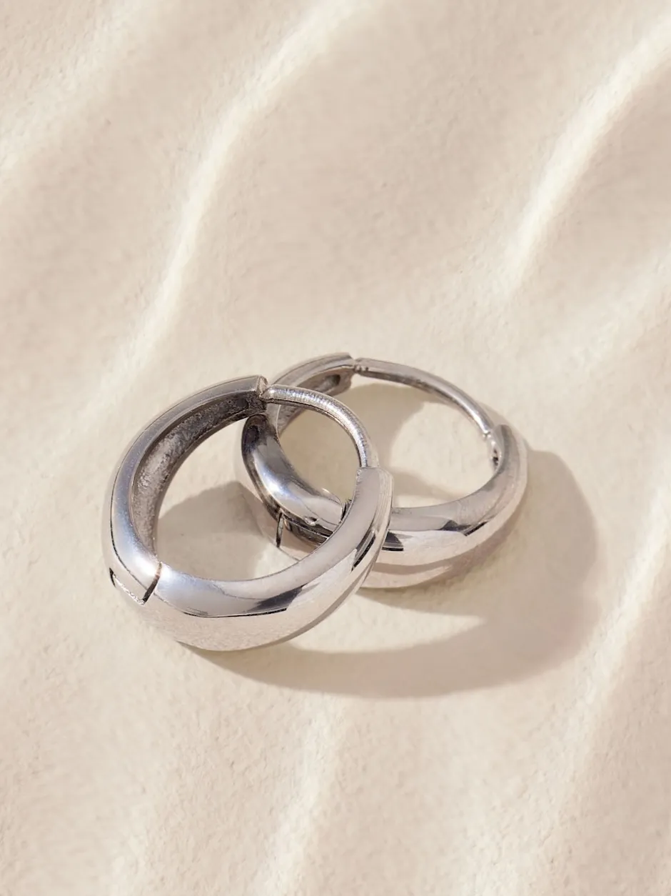 Next Tonalité argentée - Boucles d'oreilles Huggie en acier inoxydable Clearance