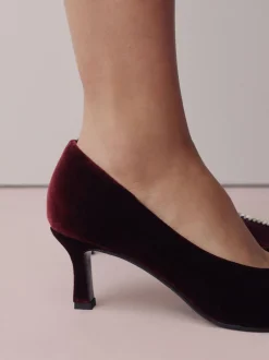 Next Velours rouge - Chaussures à talons pointus Forever Comfort avec bijoux Hot