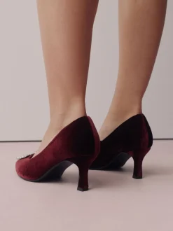 Next Velours rouge - Chaussures à talons pointus Forever Comfort avec bijoux Hot