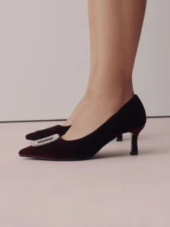 Next Velours rouge - Chaussures à talons pointus Forever Comfort avec bijoux Hot