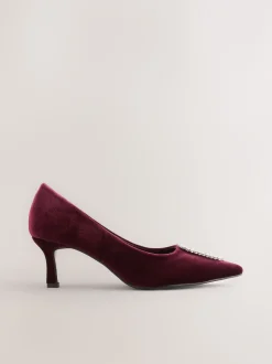 Next Velours rouge - Chaussures à talons pointus Forever Comfort avec bijoux Hot