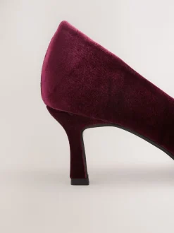 Next Velours rouge - Chaussures à talons pointus Forever Comfort avec bijoux Hot