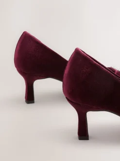 Next Velours rouge - Chaussures à talons pointus Forever Comfort avec bijoux Hot