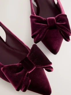 Next Velours rouge bordeaux - Chaussures plates Forever Comfort® à bout pointu et bride arrière à nœud Outlet