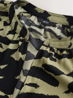 Next - Chemisier manches longues à col V Vert kaki à imprimé animal Online