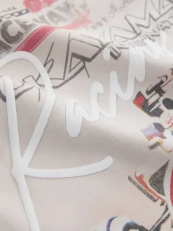 Next - T-shirt imprimé graphique à manches courtes coupe régulière (3-16ans) Voiture de course Beige Sable Sale